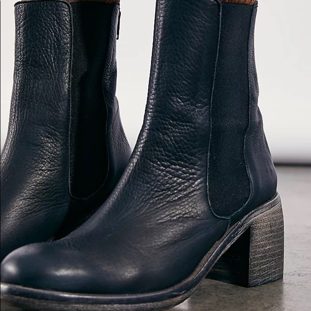NIB Free People Essential Chelsea Boots